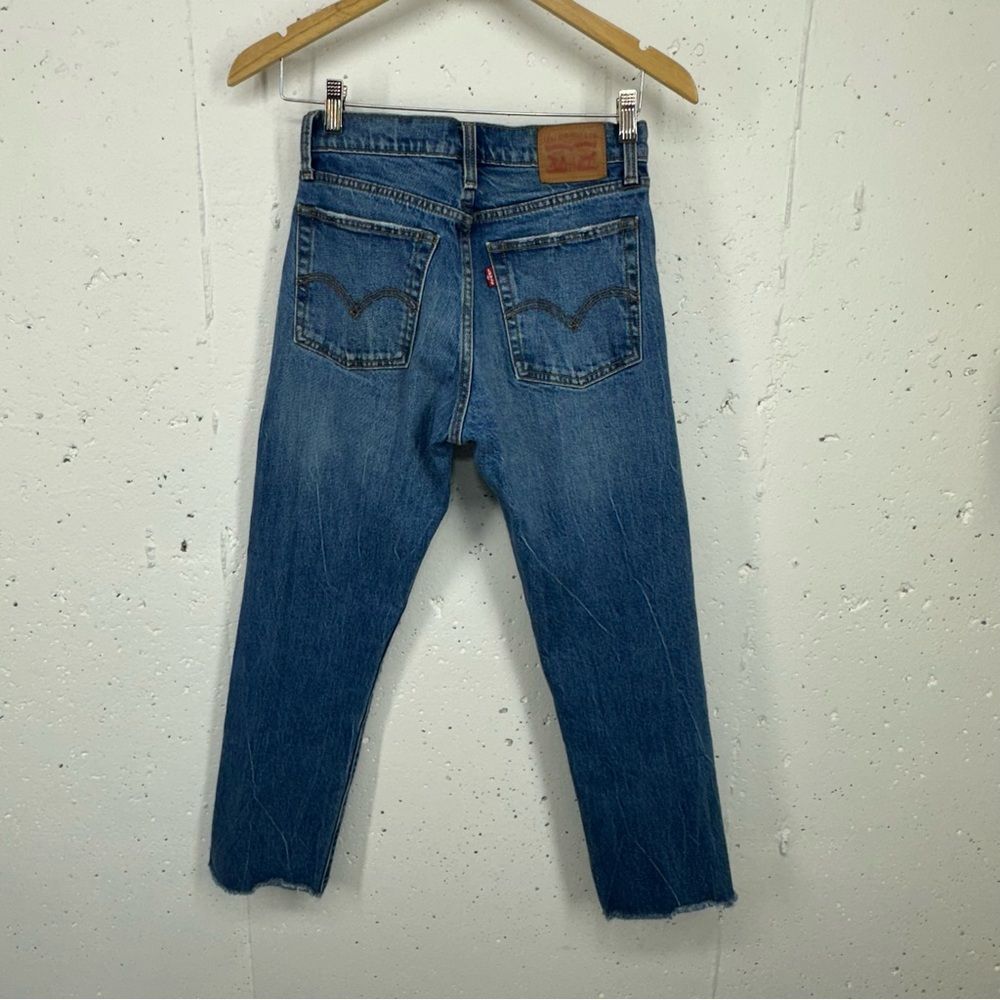 Levi's size 26 Wedgie Straight Distressed Jeans in Lasting Impression Wash - Picture 6 of 14
